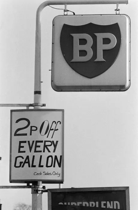 Framed Print : 2p off every gallon, cash sales only'offer at a petrol station in West Framed Print : 2p off every gallon, cash sales only'offer at a petrol station in West