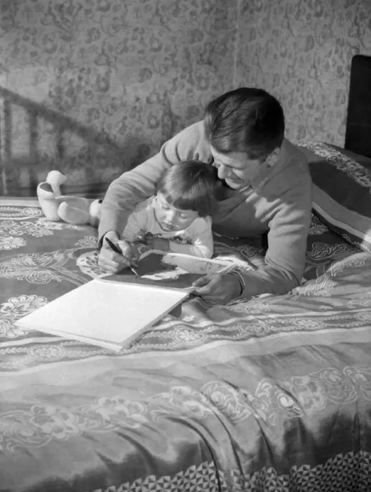  : 30 year old artist Harry Norton shows his daughter Antonella how to paint
