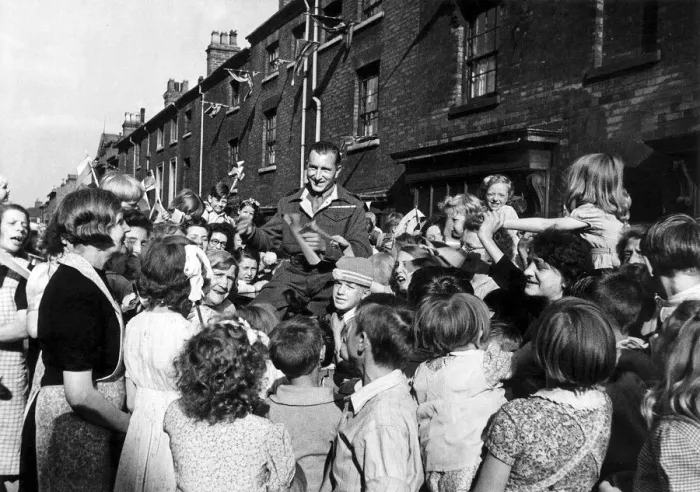Framed Print : 30 Year Old Pte Jim Kavangh of Edward Street Birmingham could not get home for VJ Day so