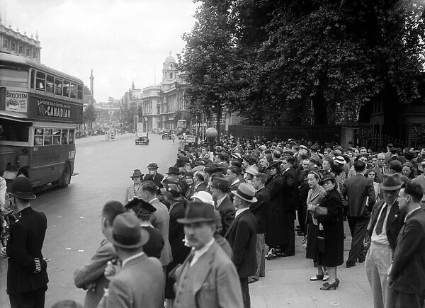 3rd September 1939, Large crowds gathered in Whitehall as the zero hour 11am approached
