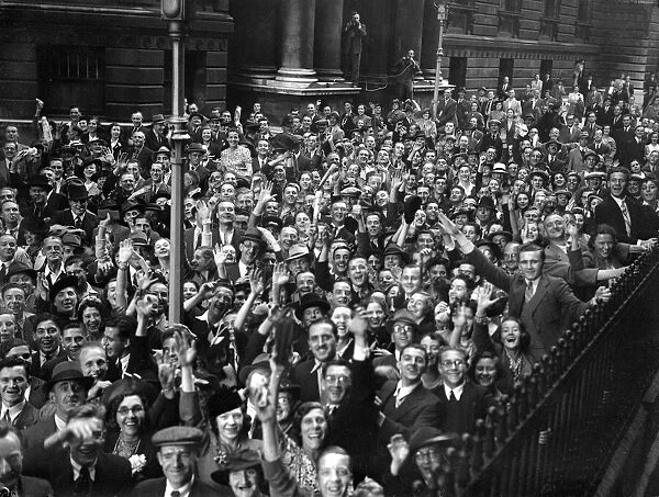3rd September 1939, Large crowds gathered in Downing Street as the zero hour 11am
