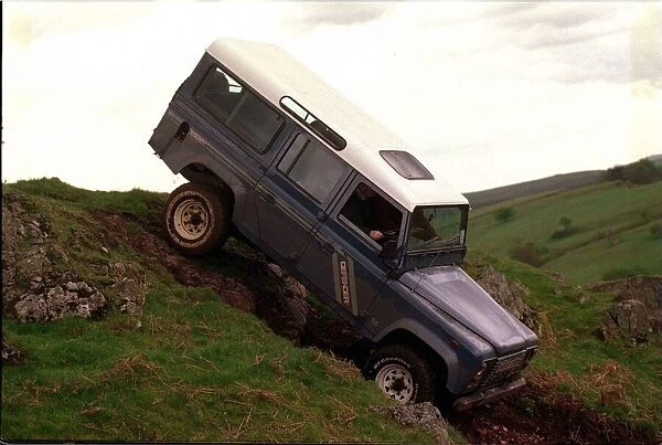4X4 OFF ROAD INSTRUCTION FOR ROAD RECORD LAND ROVER DEFENDER GOING OVER RIDGE AT THE TOP