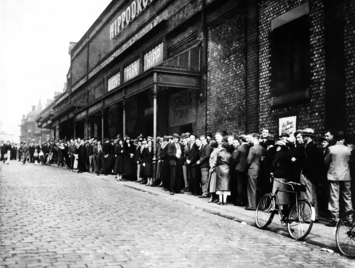 Framed Print : Before 5. 30am, a queue of applicants for 30 jobs at Queens Park Hippodrome Framed Print : Before 5. 30am, a queue of applicants for 30 jobs at Queens Park Hippodrome