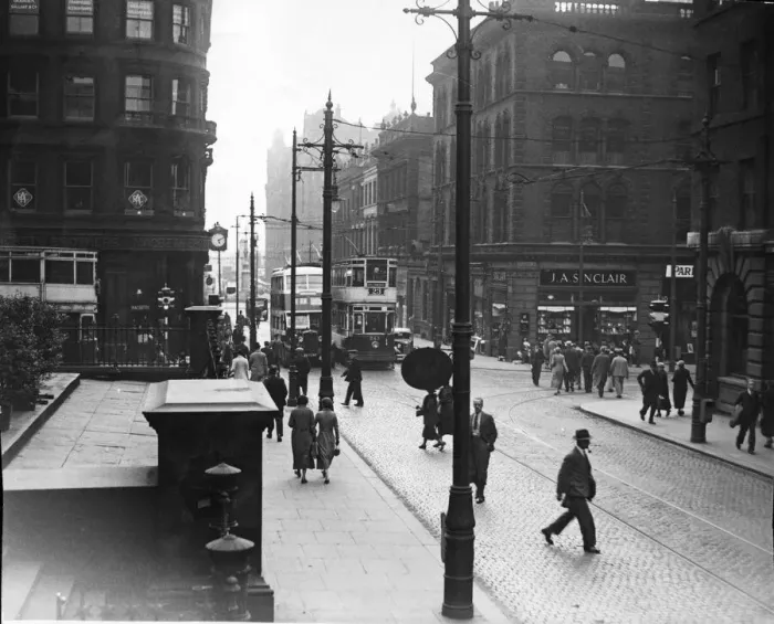Framed Print : A 5pm late afternoon rush hour scene in a busy Moseley Street, Manchester, England Framed Print : A 5pm late afternoon rush hour scene in a busy Moseley Street, Manchester, England
