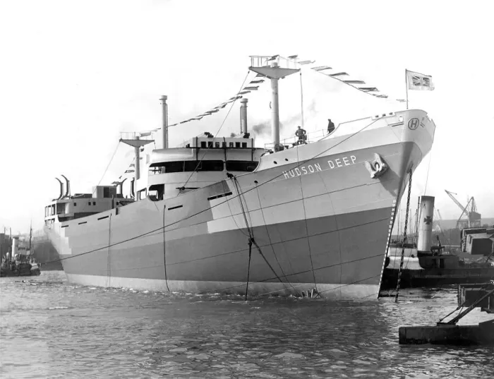 Framed Print : The 7, 850-ton motor ship Hudson Deep under construction by John Readhead and Sons Ltd