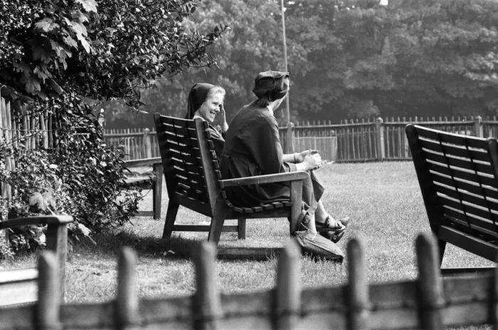 Framed Print : Well into the 80s - todays sun brought out people onto Hampstead Heath, London Framed Print : Well into the 80s - todays sun brought out people onto Hampstead Heath, London