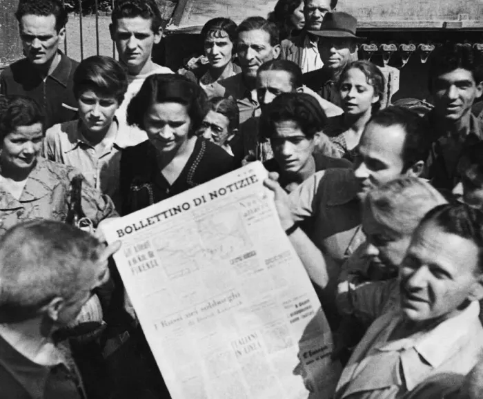 Framed Print : 8th Armys entrance into Florence. Civilians reading an underground newspaper