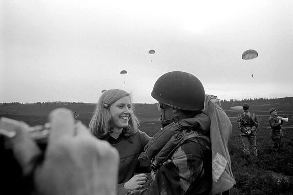 9th Independent Parachute Squadron with wife after drop. February 1975 75-00893-001