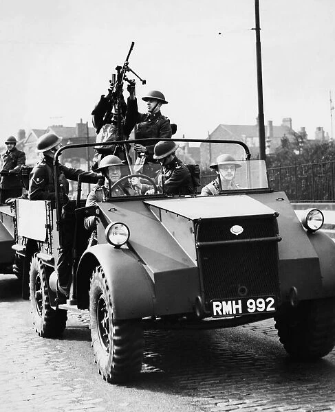 9th Manchester Territorial Army recruiting drive, demonstrating the use of a Bren-Gun