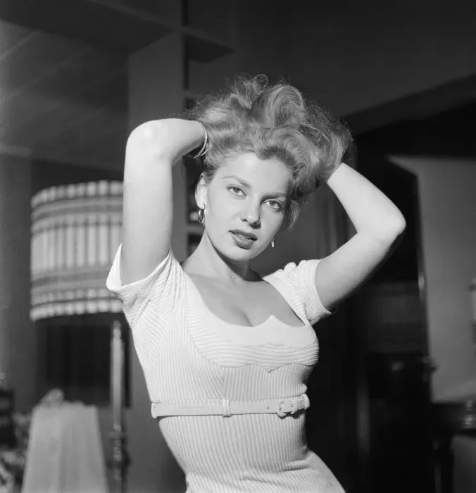 Framed Print : Abbe Lane, American singer and actress, in Rome, to star in film The Wanderers Framed Print : Abbe Lane, American singer and actress, in Rome, to star in film The Wanderers