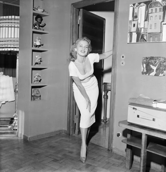 Framed Print : Abbe Lane, American singer and actress, in Rome, to star in film The Wanderers Framed Print : Abbe Lane, American singer and actress, in Rome, to star in film The Wanderers