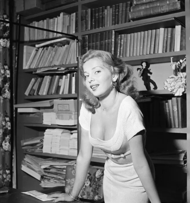 Framed Print : Abbe Lane, American singer and actress, in Rome, to star in film The Wanderers Framed Print : Abbe Lane, American singer and actress, in Rome, to star in film The Wanderers