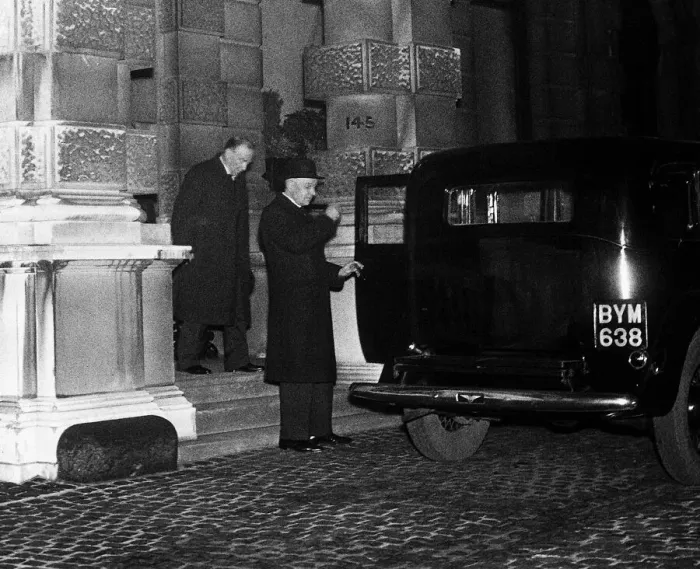Framed Print : Abdication Crisis December 1936 Mr Stanley Baldwin leaves 145 Piccadilly after an