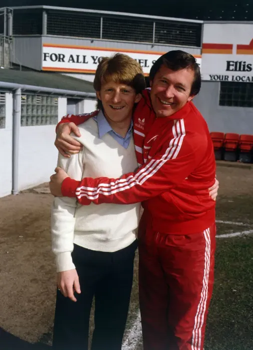 Framed Print : Aberdeen manager Alex Ferguson with arms around Gordon Strachan, 1985