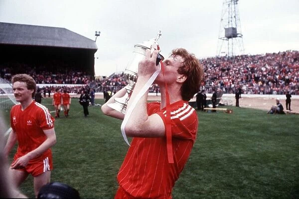 Aberdeens Alex McLeish kisses the European Cup Winners Cup trophy for fans on a lap