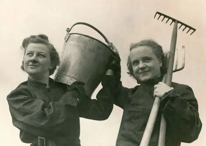 Framed Print : ABWW2 36 Polish women who escaped working on the land Framed Print : ABWW2 36 Polish women who escaped working on the land