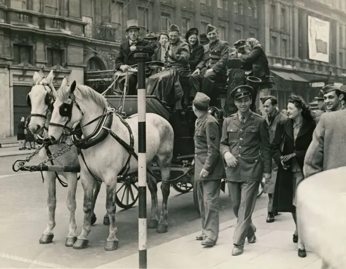 Framed Print : ABWW2 42 Allied service men seeing London in grand style by stage coach The Bell Framed Print : ABWW2 42 Allied service men seeing London in grand style by stage coach The Bell