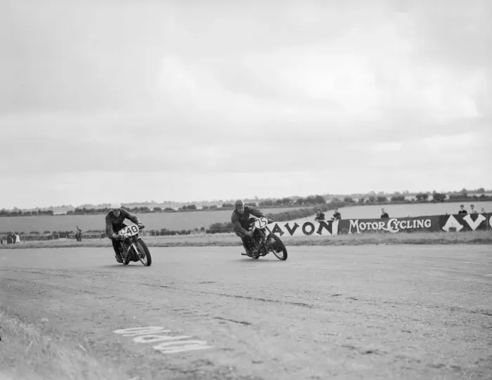 Framed Print : Action from the Daily Herald Motor Cycle Racing Championship at Thruxton Framed Print : Action from the Daily Herald Motor Cycle Racing Championship at Thruxton