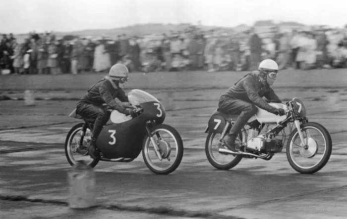 Framed Print : Action from the Daily Herald Motor Cycle Racing Championship at Thruxton Framed Print : Action from the Daily Herald Motor Cycle Racing Championship at Thruxton