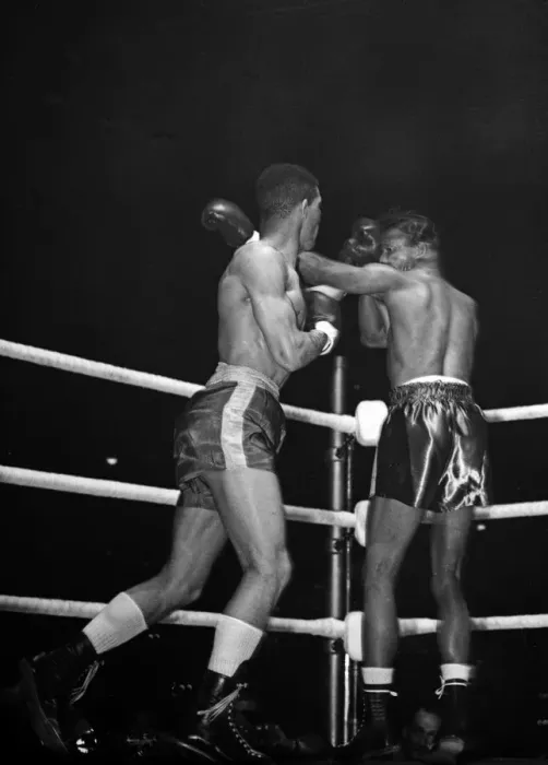 Framed Print : Action from the Randolph Turpin v Sugar Ray Robinson fight at Earls Court
