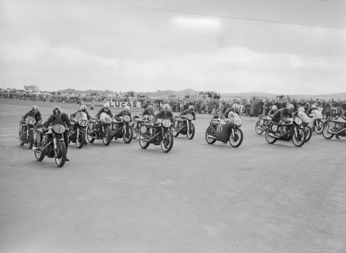 Framed Print : Action from the start of the Daily Herald Motor Cycle Racing Championship at Thruxton Framed Print : Action from the start of the Daily Herald Motor Cycle Racing Championship at Thruxton