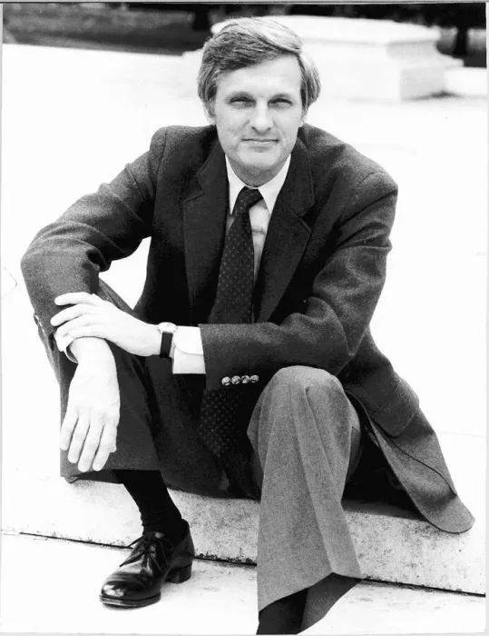 Framed Print : Actor Alan Alda sitting on a kerb - September 1981 Framed Print : Actor Alan Alda sitting on a kerb - September 1981