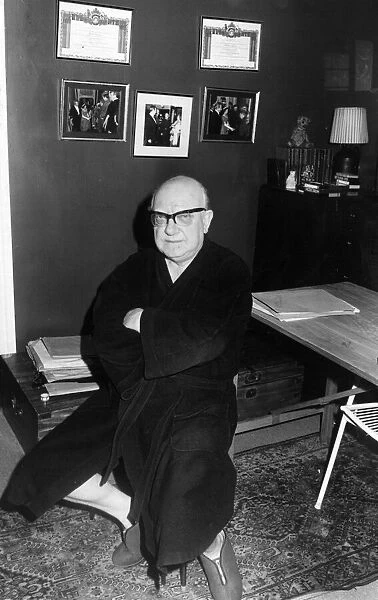 Actor Arthur Lowe Captain Mannering from Dads Army seen here in his dressing gown at home