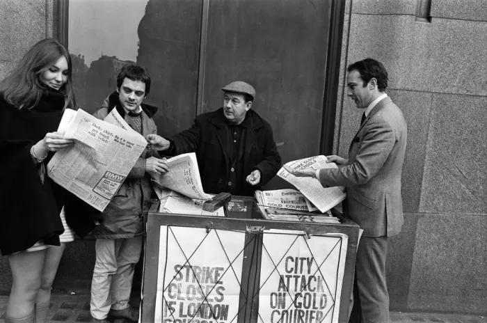 Framed Print : Actor David Jason outside ATV Thames, buying a newspaper. 6th February 1969 Framed Print : Actor David Jason outside ATV Thames, buying a newspaper. 6th February 1969