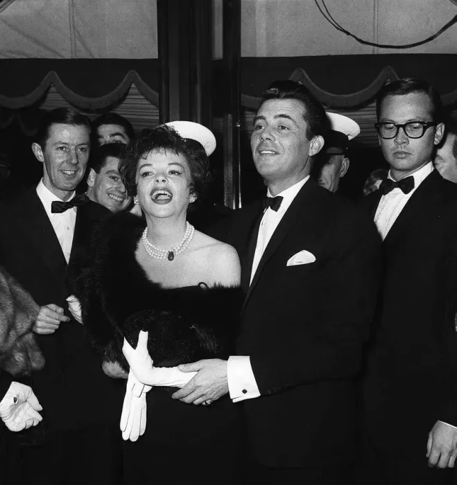 Framed Print : Actor Dirk Bogarde and actress Judy Garland 1963 Framed Print : Actor Dirk Bogarde and actress Judy Garland 1963