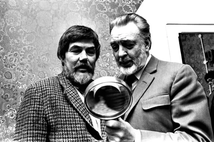 Framed Print : Actor Donald Sinden was presented with an enormous magnifiying glass by namesake David