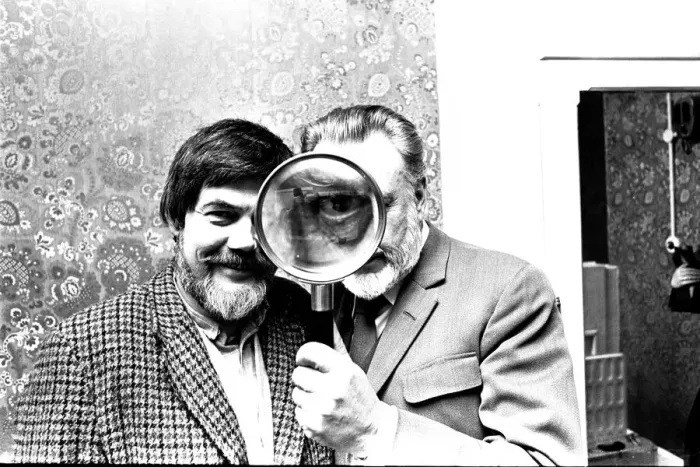Framed Print : Actor Donald Sinden was presented with an enormous magnifiying glass by namesake David