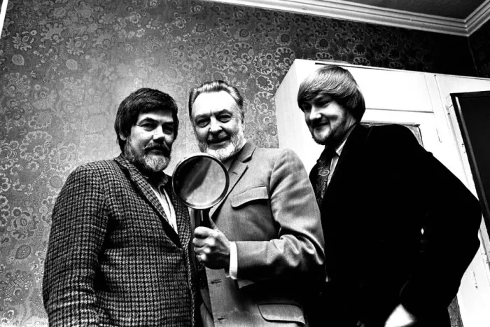 Framed Print : Actor Donald Sinden was presented with an enormous magnifiying glass by namesake David Framed Print : Actor Donald Sinden was presented with an enormous magnifiying glass by namesake David