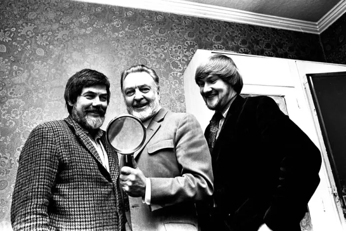 Framed Print : Actor Donald Sinden was presented with an enormous magnifiying glass by namesake David