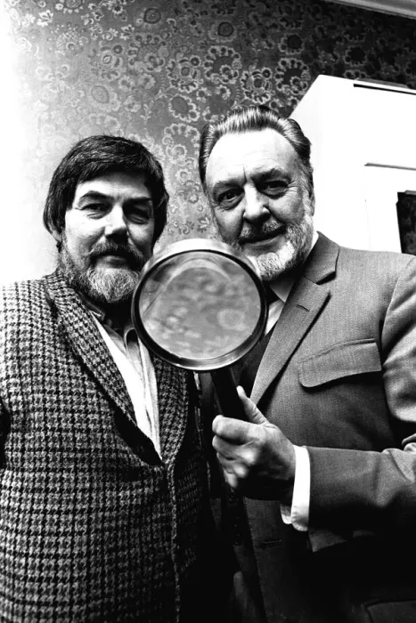 Framed Print : Actor Donald Sinden was presented with an enormous magnifiying glass by namesake David Framed Print : Actor Donald Sinden was presented with an enormous magnifiying glass by namesake David
