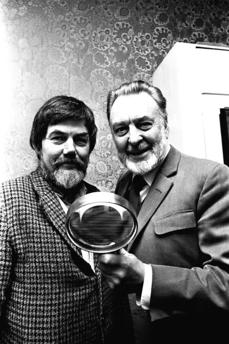 Framed Print : Actor Donald Sinden was presented with an enormous magnifiying glass by namesake David Framed Print : Actor Donald Sinden was presented with an enormous magnifiying glass by namesake David