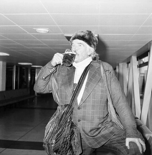 Actor Will Geer. Will Geer (72) at Heathrow Airport today. February 1975 75-00819-001