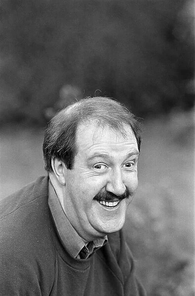 Actor Gorden Kaye in Huddersfield. 4th November 1985