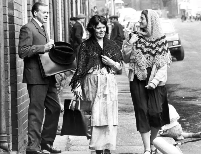 Framed Print : Actor James Bolam and cast in Joan Street, Wallsend, start filming the television series