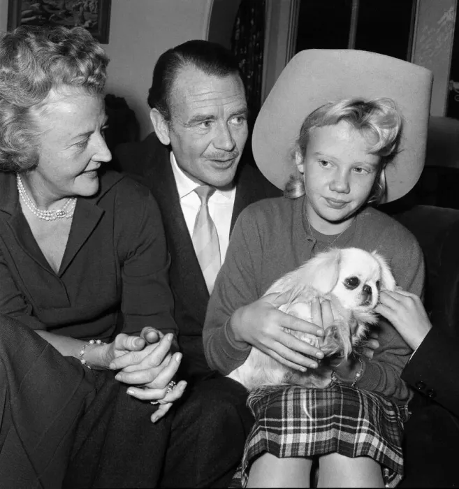 Framed Print : Actor John Mills at home with his wife Mary Hayley Bell and their daughter Hayley Framed Print : Actor John Mills at home with his wife Mary Hayley Bell and their daughter Hayley