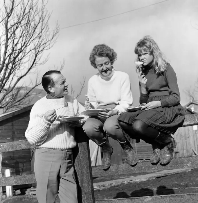 Framed Print : Actor John Mills, wife Mary Hayley Bell and their daughter Hayley Mills pictured out in Framed Print : Actor John Mills, wife Mary Hayley Bell and their daughter Hayley Mills pictured out in