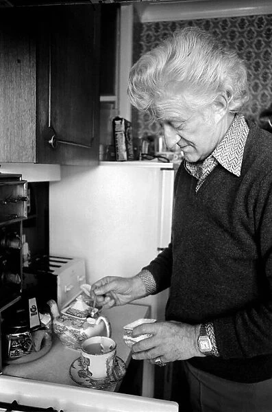 Actor John Pertwee seen here at home making tea. March 1981 PM 81-01203-008