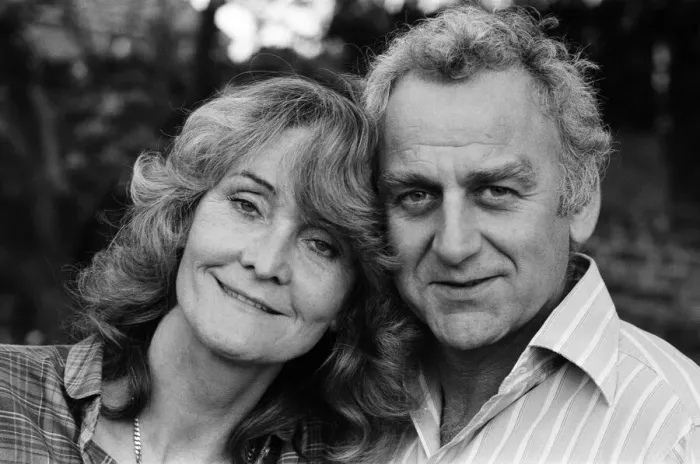 Framed Print : Actor John Thaw with his actress wife Sheila Hancock, pictured at their Chiswick home Framed Print : Actor John Thaw with his actress wife Sheila Hancock, pictured at their Chiswick home