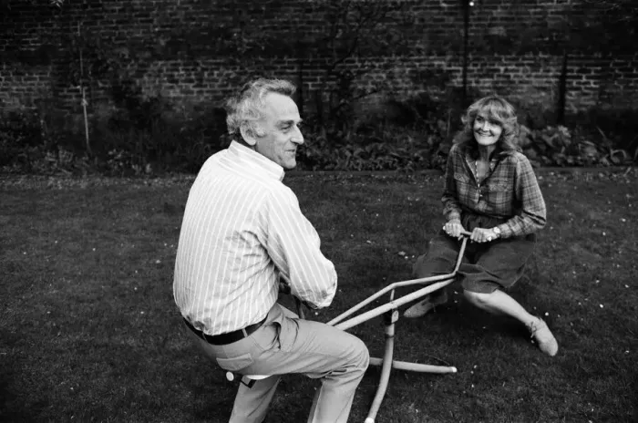 Framed Print : Actor John Thaw with his actress wife Sheila Hancock, pictured at their Chiswick home Framed Print : Actor John Thaw with his actress wife Sheila Hancock, pictured at their Chiswick home