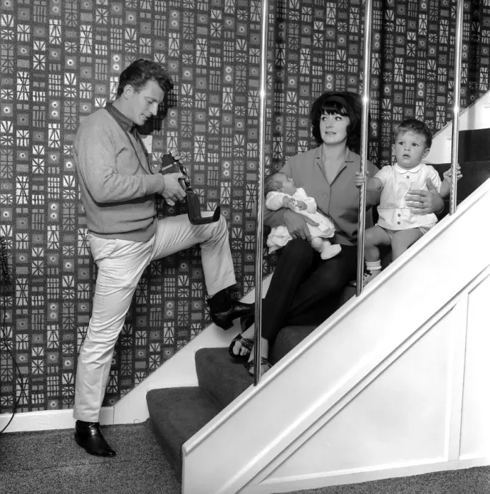 Framed Print : Actor Johnny Briggs at home with his wife Caroline and children Mark and Karen