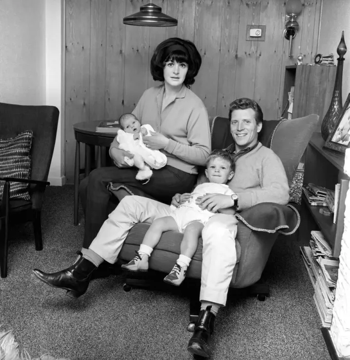 Framed Print : Actor Johnny Briggs at home with his wife Caroline and children Mark and Karen