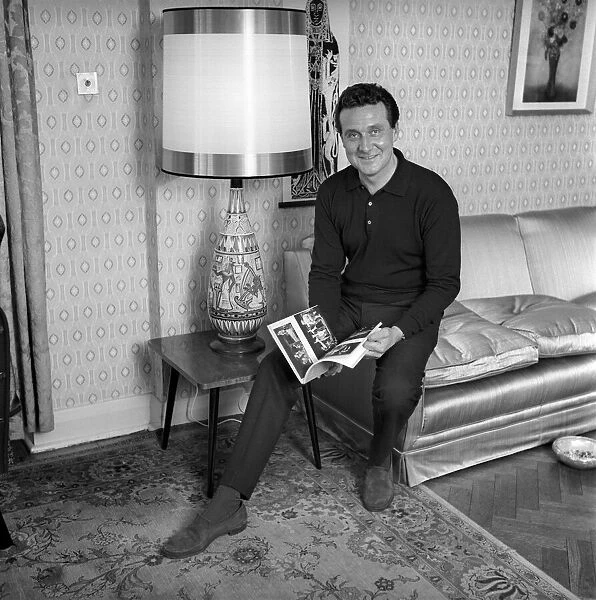Actor Patrick McNee seen here at home. 1960 A999-001