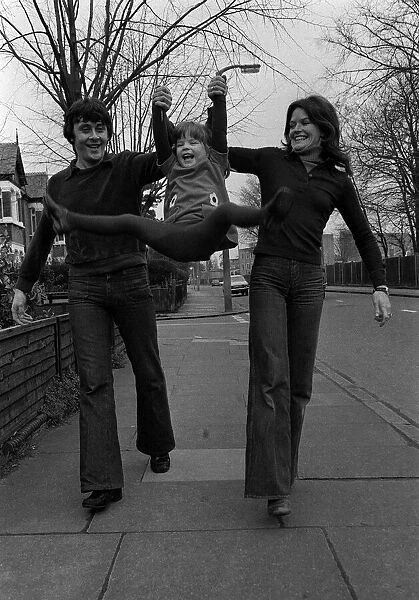 Actor Richard Beckinsale with family Judy Loe and daughter Kate Beckinsale at home