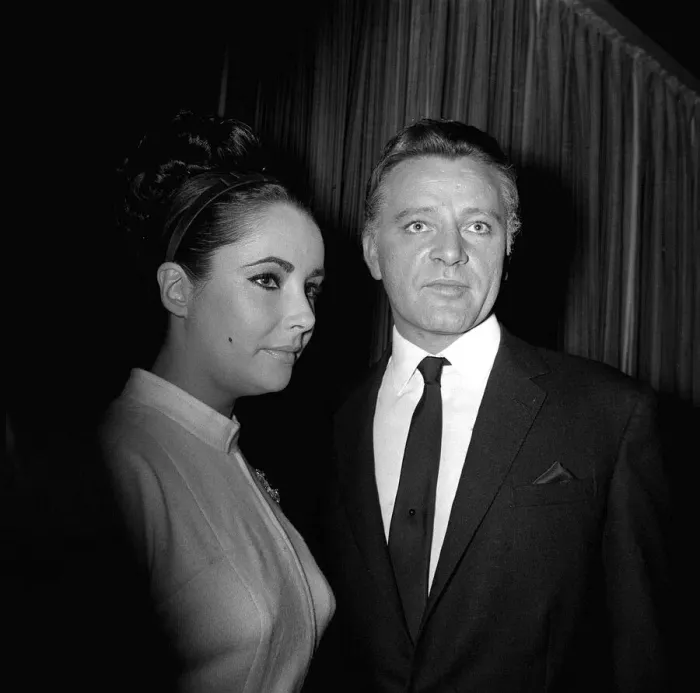 Framed Print : Actor Richard Burton with Elizabeth Taylor in December 1962 Framed Print : Actor Richard Burton with Elizabeth Taylor in December 1962