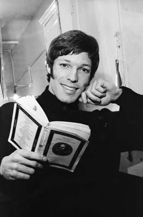 Framed Print : Actor Richard Chamberlain who is playing Hamlet at the Birmingham Repertory Theatre Framed Print : Actor Richard Chamberlain who is playing Hamlet at the Birmingham Repertory Theatre