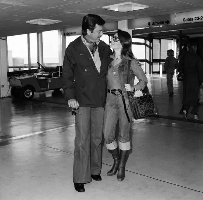 Framed Print : Actor Robert Wagner and actress wife Natalie Wood arriving in London en route for Framed Print : Actor Robert Wagner and actress wife Natalie Wood arriving in London en route for